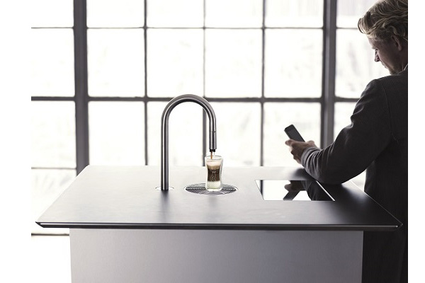 透過科技的整合家電操作按鍵，使廚房電器設備開始進入