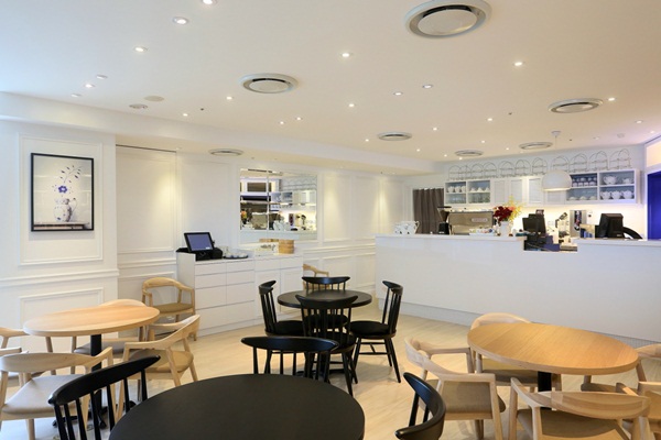 皇家哥本哈根竟然在台灣設立平易近人的咖啡店！能拿著