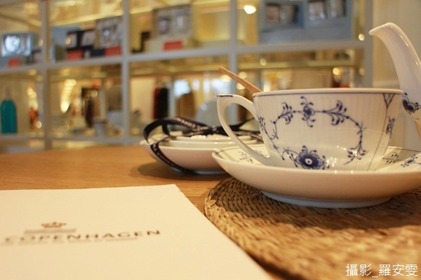 皇家哥本哈根竟然在台灣設立平易近人的咖啡店！能拿著
