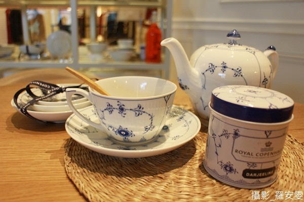 皇家哥本哈根竟然在台灣設立平易近人的咖啡店！能拿著