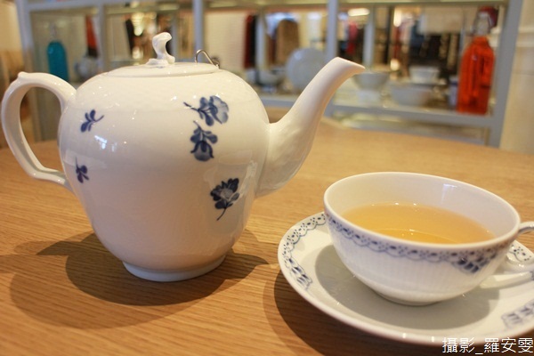 皇家哥本哈根竟然在台灣設立平易近人的咖啡店！能拿著