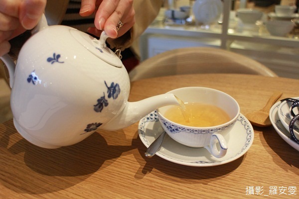 皇家哥本哈根竟然在台灣設立平易近人的咖啡店！能拿著