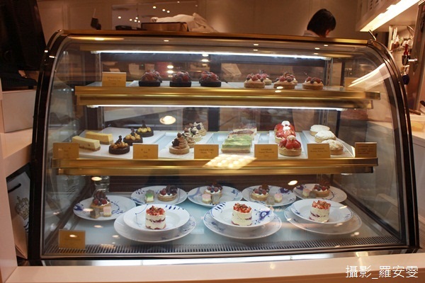 皇家哥本哈根竟然在台灣設立平易近人的咖啡店！能拿著