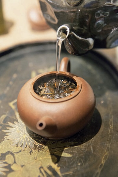 原以為林珊旭是愛喝茶而進入茶世界,正準備泡茶前一刻