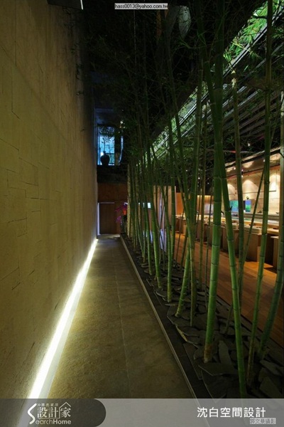 在生活空間中融入當代藝術，或是運用岩石與草皮成為裝