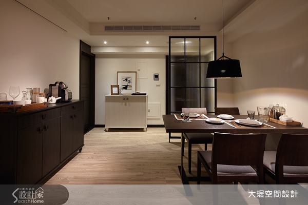 一般人裝潢居家總希望能透過設計拉大坪數效益,本案位