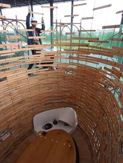 運用木、竹、土等大自然隨手可得的素材，讓建築物回歸