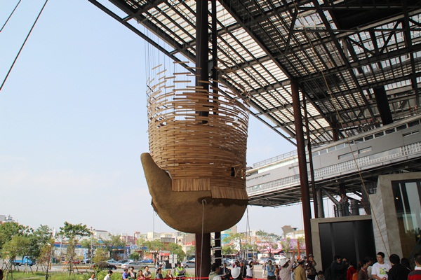 運用木、竹、土等大自然隨手可得的素材，讓建築物回歸