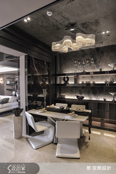 淺色空間給人清爽無壓的空間感受，而深色空間則可讓人