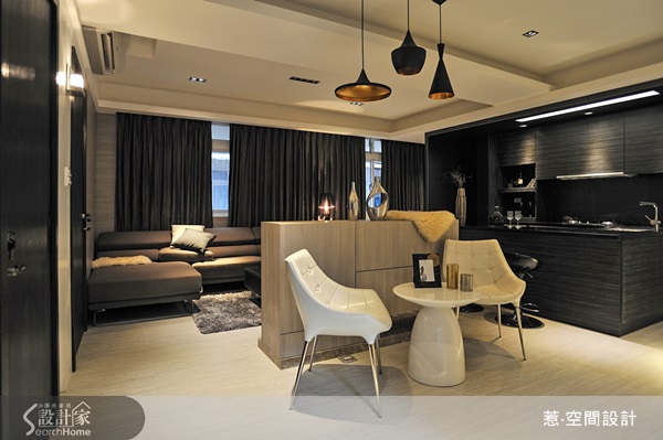 淺色空間給人清爽無壓的空間感受，而深色空間則可讓人