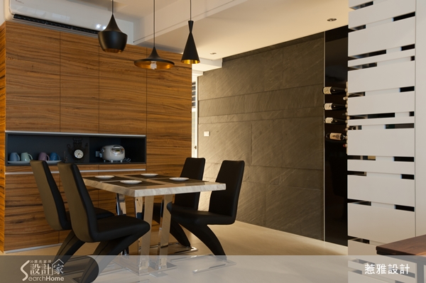 淺色空間給人清爽無壓的空間感受，而深色空間則可讓人