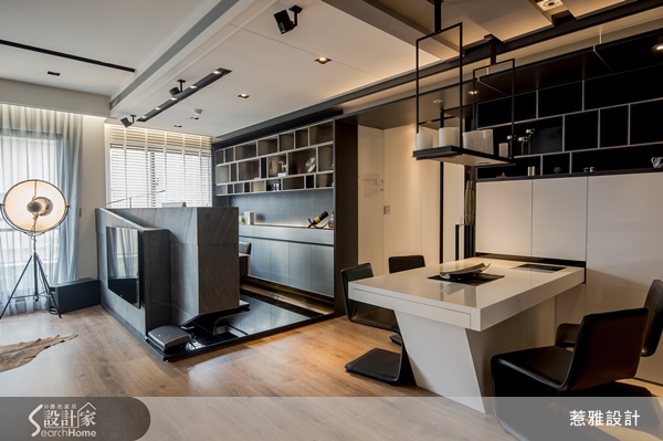 淺色空間給人清爽無壓的空間感受，而深色空間則可讓人