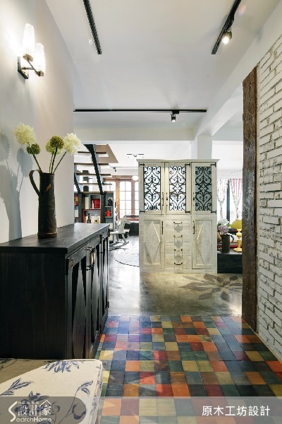 本案位於新北市新店區，屬於樓中樓格局。原木工坊設計