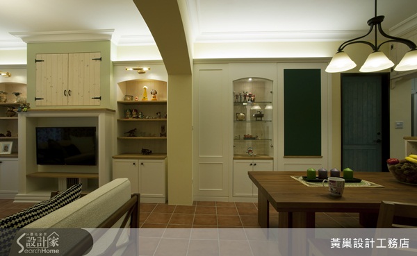 沙發只有黑與咖啡，牆面只有白色和米白，膩了嗎？想來