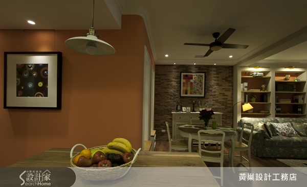 沙發只有黑與咖啡，牆面只有白色和米白，膩了嗎？想來