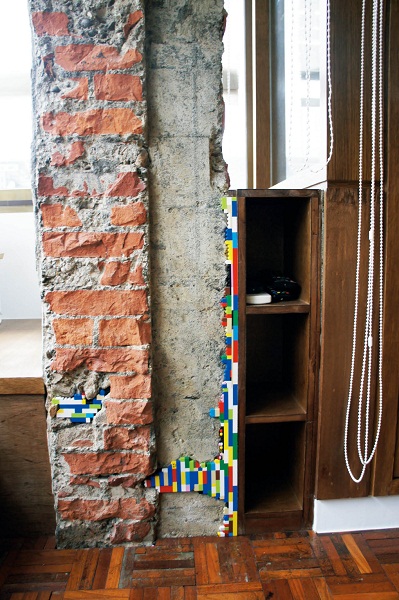 音樂工作者Roger與從事翻譯工作的女主人Mavis，早期長