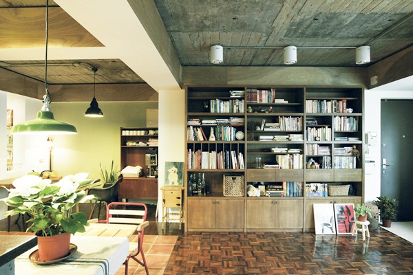 音樂工作者Roger與從事翻譯工作的女主人Mavis，早期長