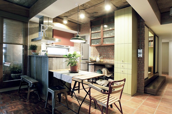 音樂工作者Roger與從事翻譯工作的女主人Mavis，早期長