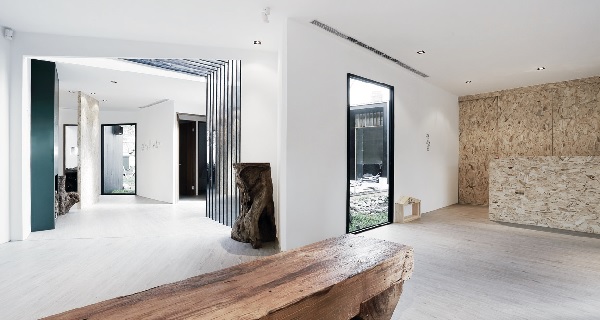 比鄰著城市的中央樞紐,低調溫和地被一片綠意圍繞而呼