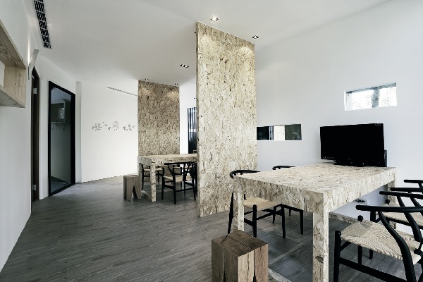 比鄰著城市的中央樞紐,低調溫和地被一片綠意圍繞而呼