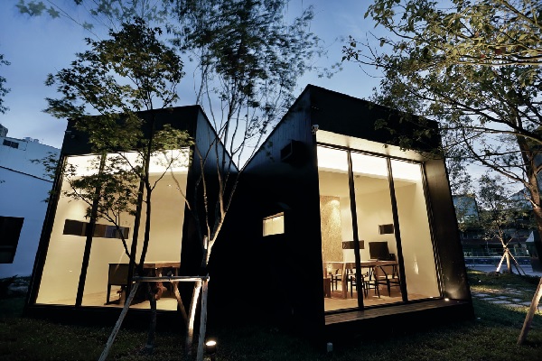 比鄰著城市的中央樞紐,低調溫和地被一片綠意圍繞而呼