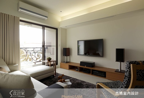 客廳是一家人休閒的公共空間,沙發的選用與擺設可以是