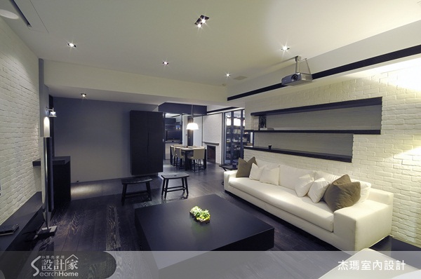 客廳是一家人休閒的公共空間,沙發的選用與擺設可以是