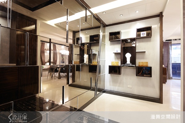 屋主一家人長期旅居國外,對於他們而言這個家是一趟旅