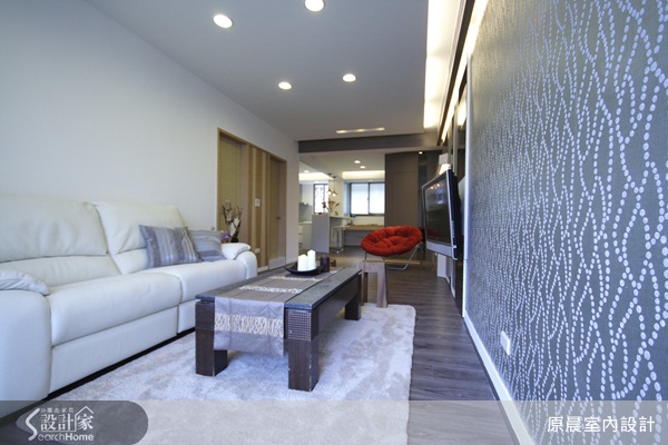 為了解決老屋採光不足的問題，設計師拆除原本廚房的隔