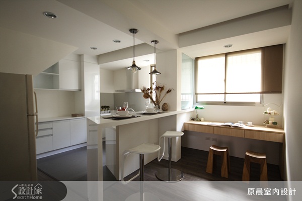為了解決老屋採光不足的問題，設計師拆除原本廚房的隔