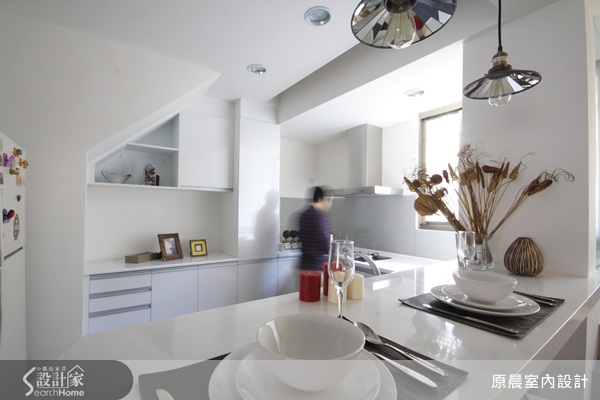 為了解決老屋採光不足的問題，設計師拆除原本廚房的隔