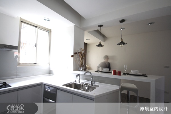 為了解決老屋採光不足的問題，設計師拆除原本廚房的隔