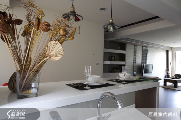 為了解決老屋採光不足的問題，設計師拆除原本廚房的隔