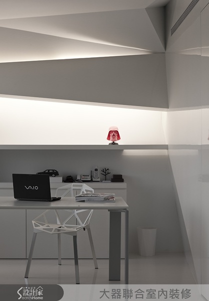 簡潔俐落的線條創造出個性的現代風,圓弧型的線條讓空