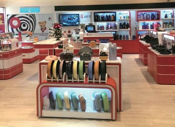 Logo以象徵幸福熱情的「幸福紅」和象徵國際感的「時尚