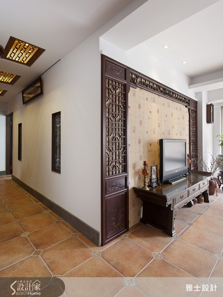 本案是屬於中古屋翻修的案子，屋主鍾情於中式的居家風