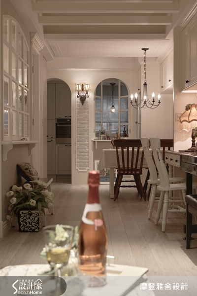 40年老屋狹長型的加上只有兩面窗戶，因此有嚴重的採光