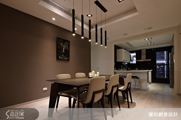 面對忙碌而緊湊的生活,屋主夫妻渴望擁有一個能舒解壓