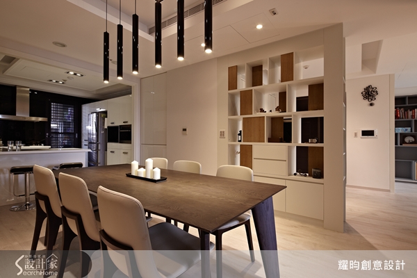 面對忙碌而緊湊的生活,屋主夫妻渴望擁有一個能舒解壓