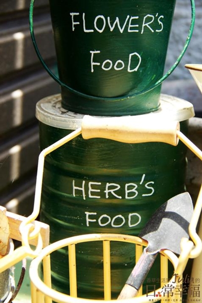 幾年前，很著迷於將拾回的木片，做些小改造。閒暇時，