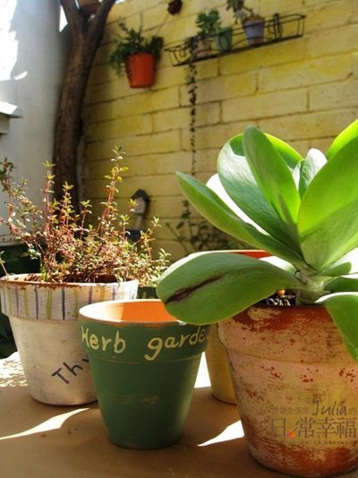 幾年前，很著迷於將拾回的木片，做些小改造。閒暇時，