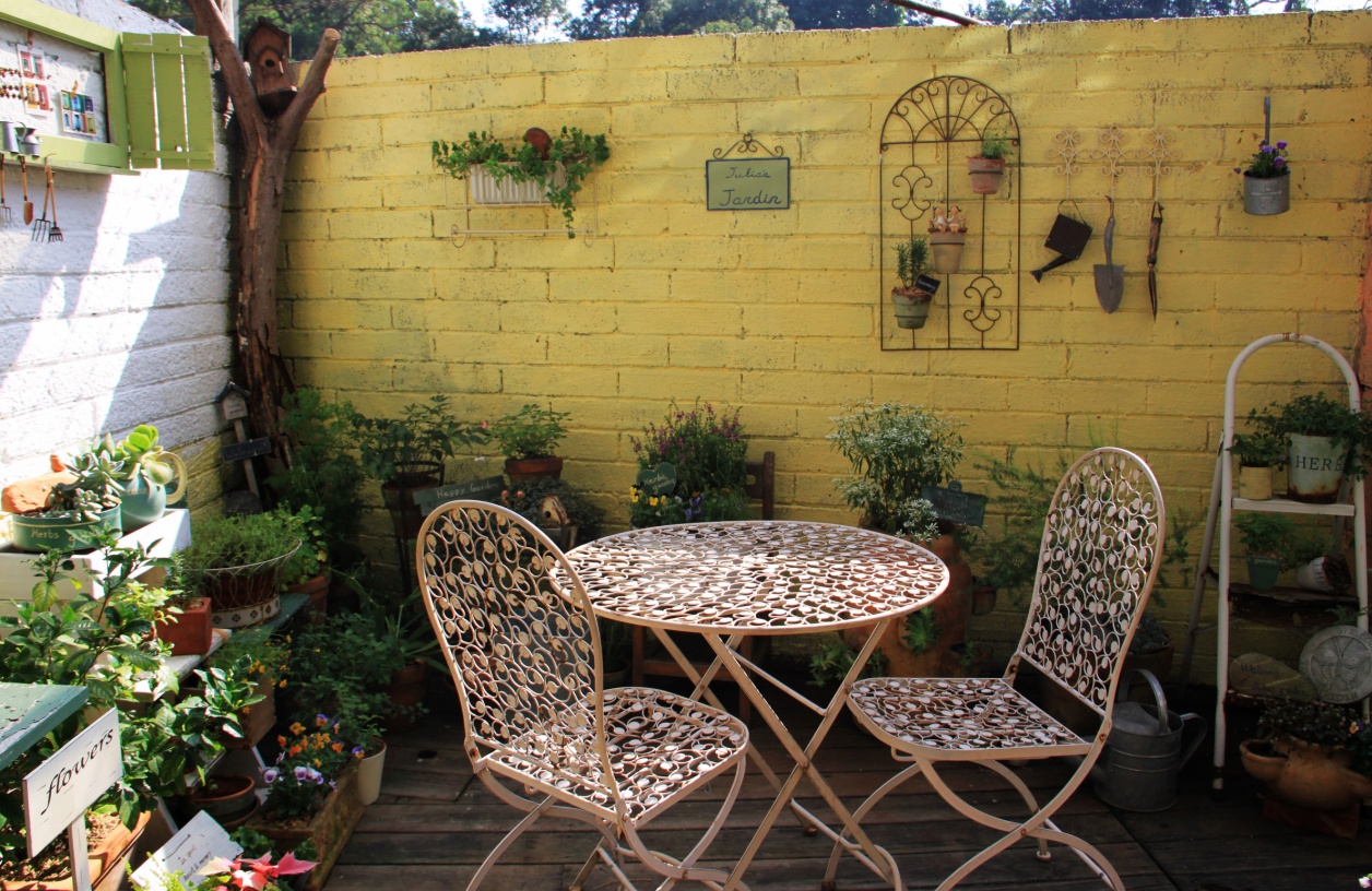 童年時的回憶，總圍繞著那擁有大花園的鄉間宅院。印象