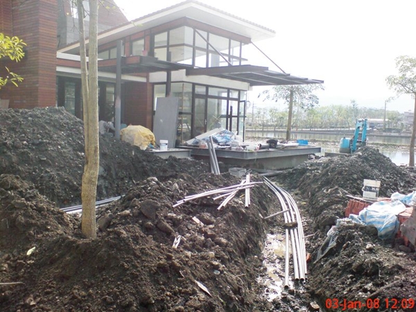 購地自建蓋屋是現在越來越流行的趨勢，施工過程的前、