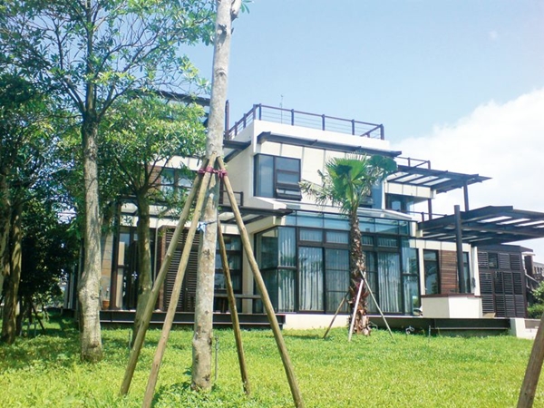 購地自建蓋屋是現在越來越流行的趨勢，施工過程的前、