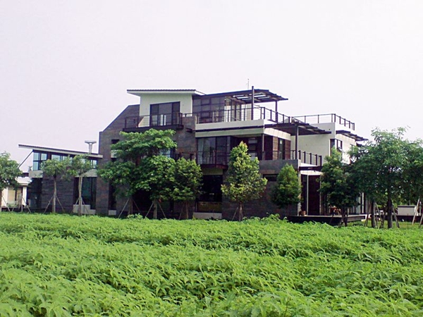 購地自建蓋屋是現在越來越流行的趨勢，施工過程的前、