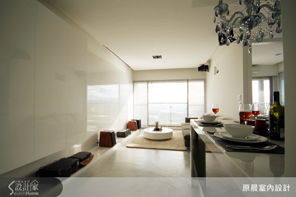 楊崇毅畢業於樹德科技大學室內設計系，喜歡處理裸露的