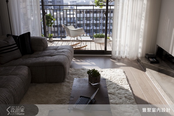 早期作品個性鮮明且偏向以黑白強烈對比用色的作品，但