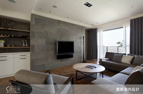 早期作品個性鮮明且偏向以黑白強烈對比用色的作品，但