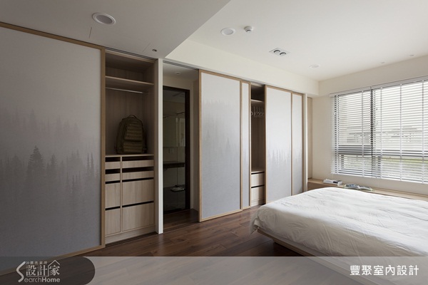 早期作品個性鮮明且偏向以黑白強烈對比用色的作品，但