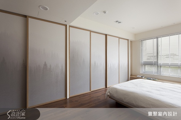 早期作品個性鮮明且偏向以黑白強烈對比用色的作品，但